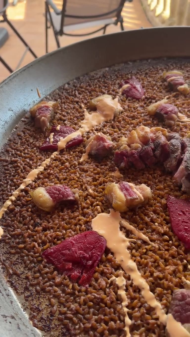 Arroz de chuletón, pimientos del piquillo y alioli