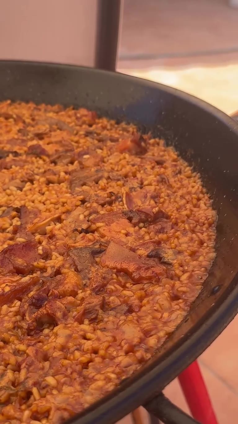 Arroz meloso de oreja de cerdo, torreznos y setas