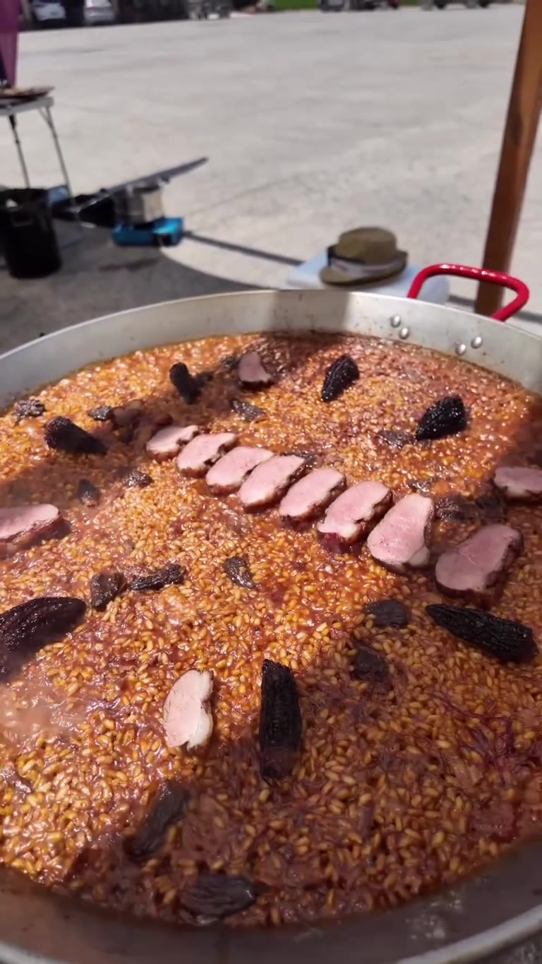 Arroz de magret de pato, colmenillas rellenas de higo y confit de pato